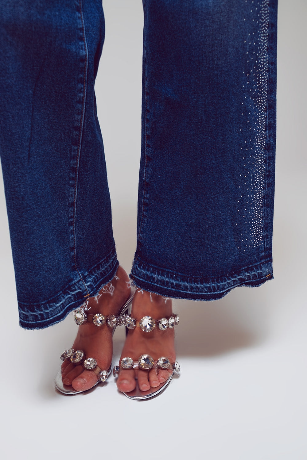 Pantaloni a zampa con dettagli in diamante sul lato lavaggio medio