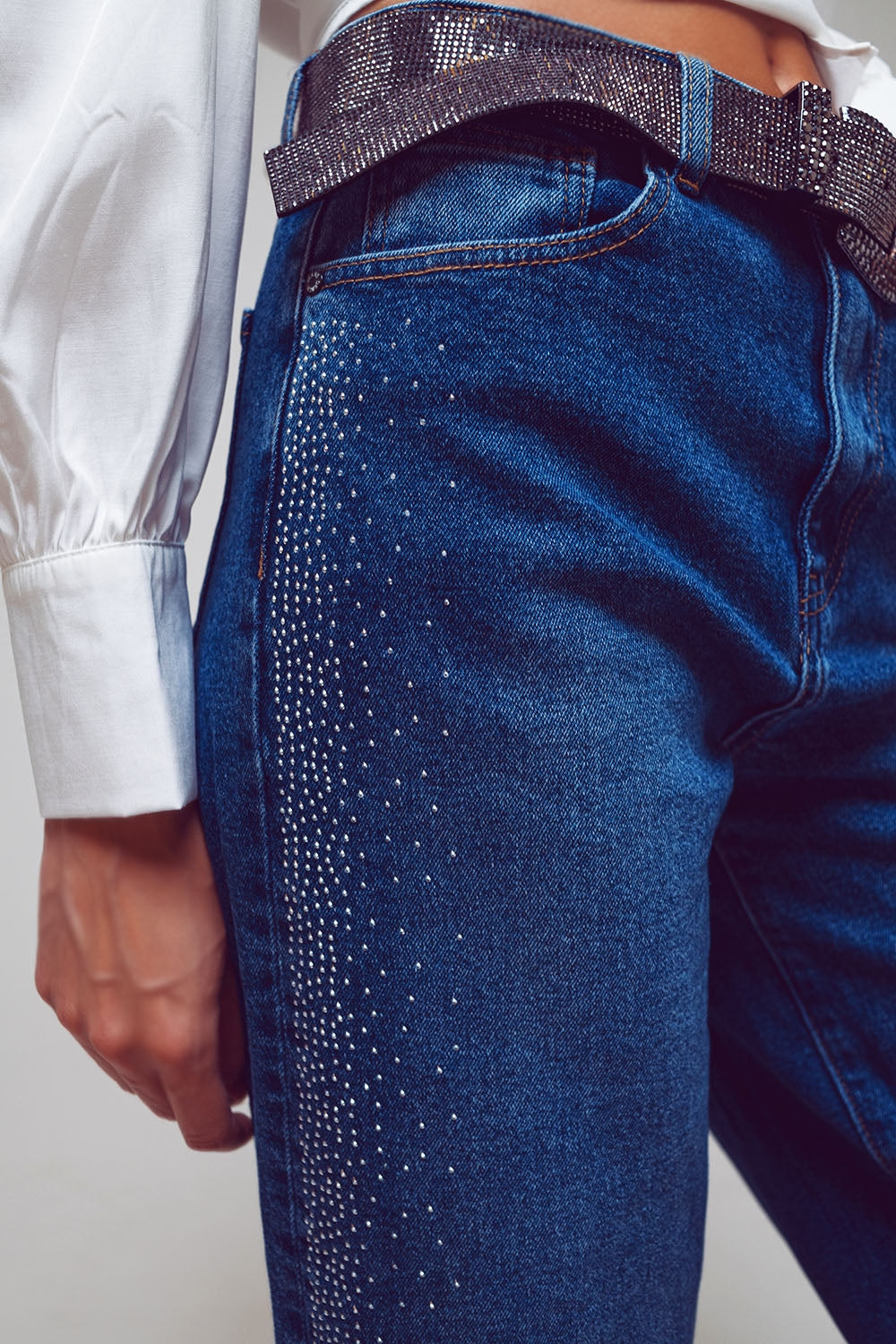 Pantaloni a zampa con dettagli in diamante sul lato lavaggio medio