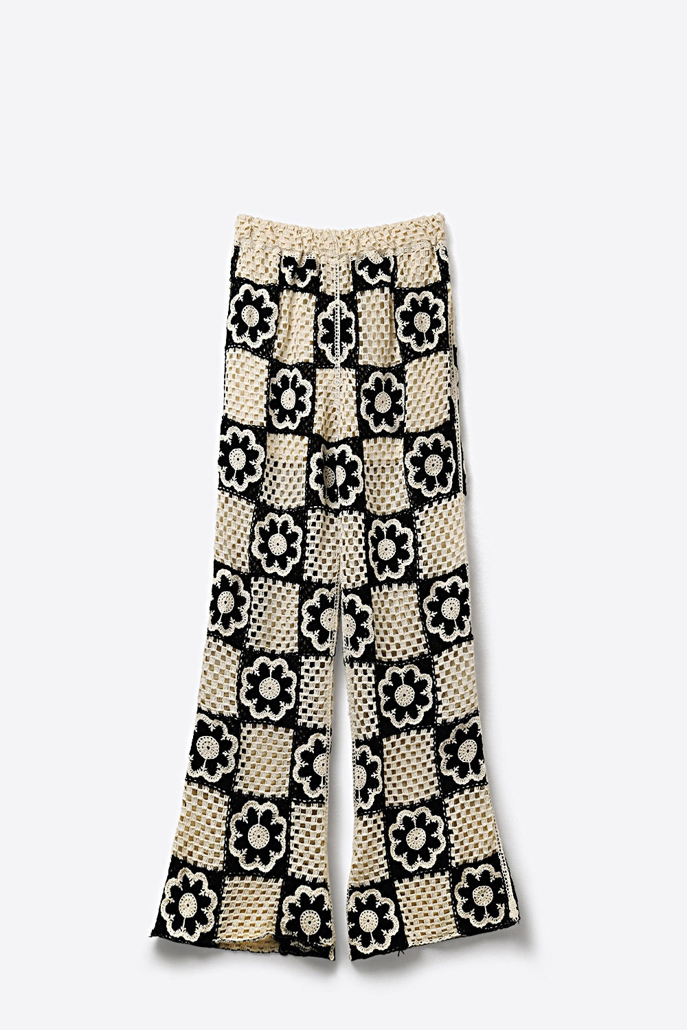 Pantaloni a zampa in crochet patchwork nero e crema con motivo floreale