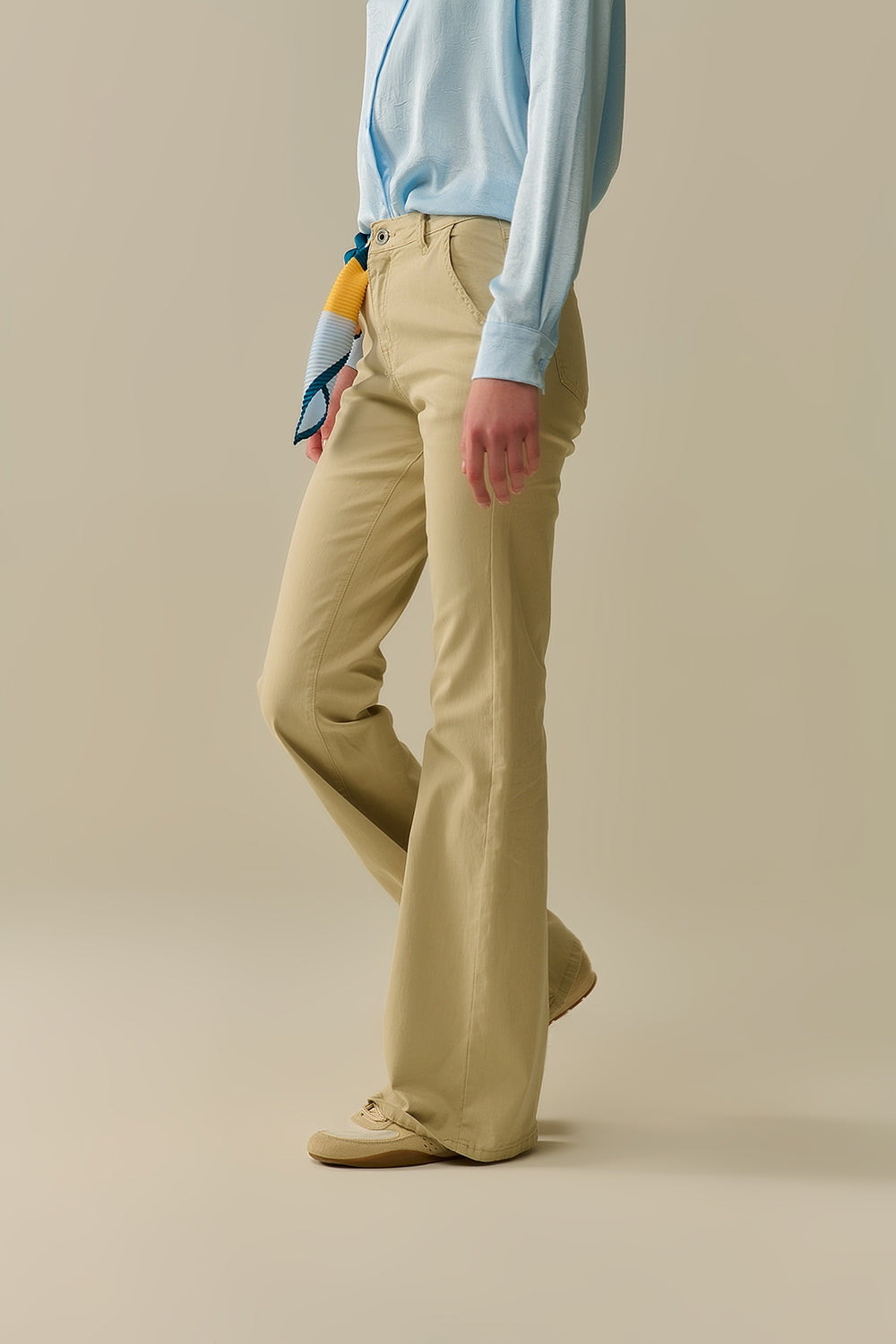 Pantaloni Beige a Zampa Comodi ed Elasticizzati
