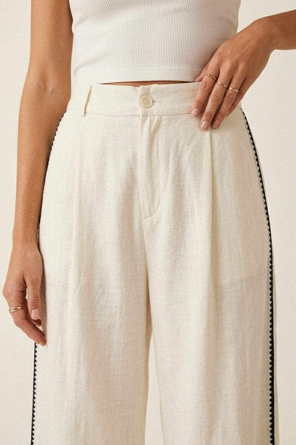 Pantaloni bianchi a gamba larga con dettaglio laterale a zig-zag blu navy