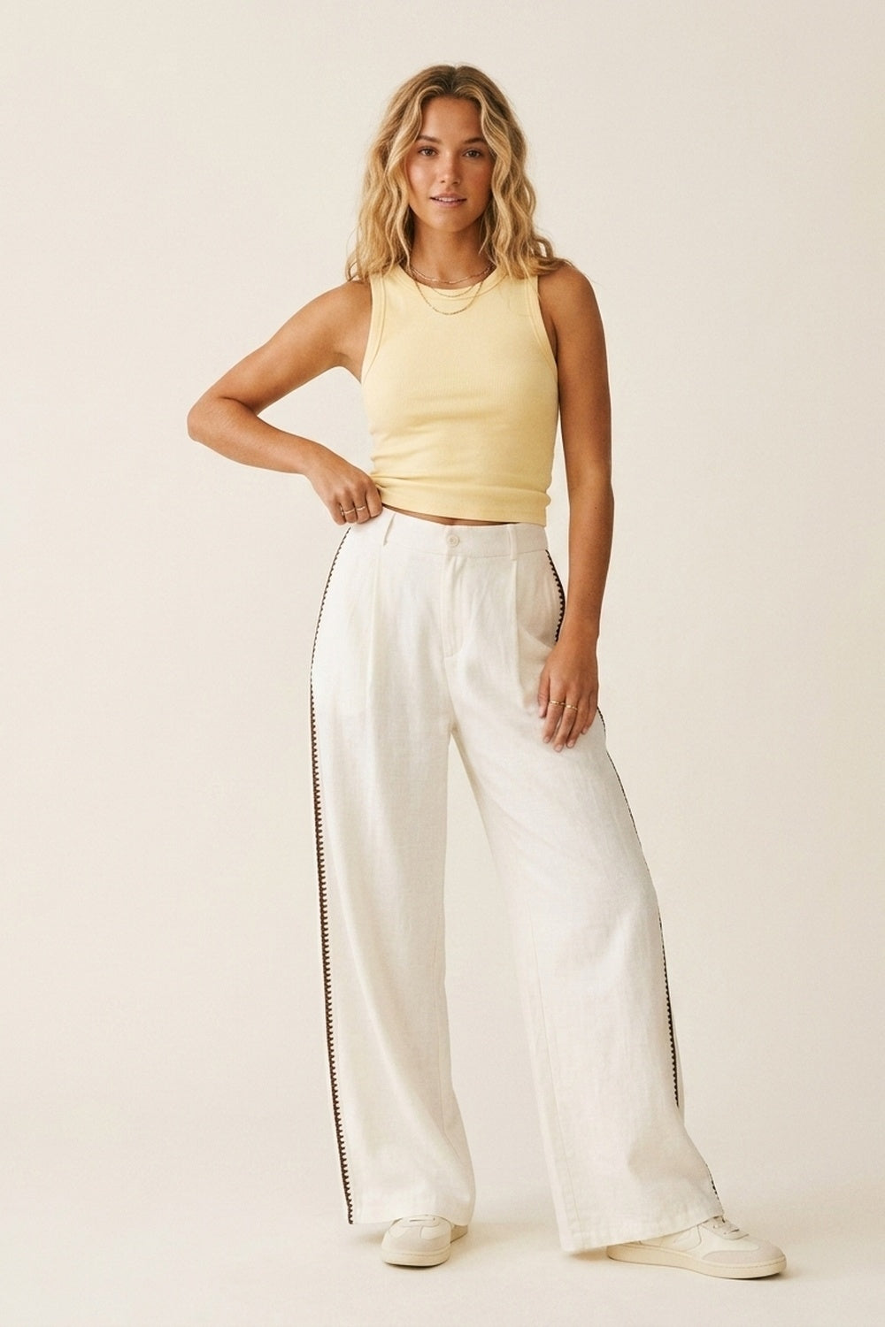Pantaloni Bianchi a Gamba Larga con Dettaglio Laterale a Zig-Zag Marrone
