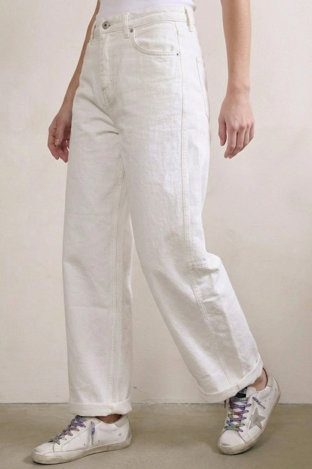 Pantaloni bianchi a gamba larga in stile barile con vestibilitˆ rilassata
