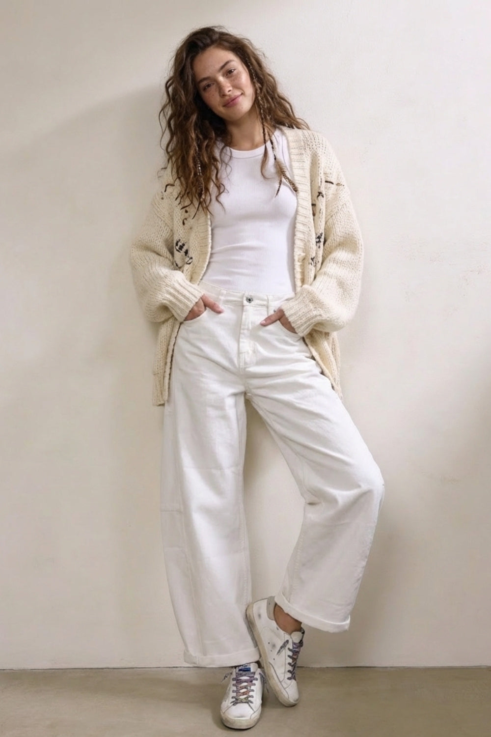 Pantaloni bianchi a gamba larga in stile barile con vestibilitˆ rilassata