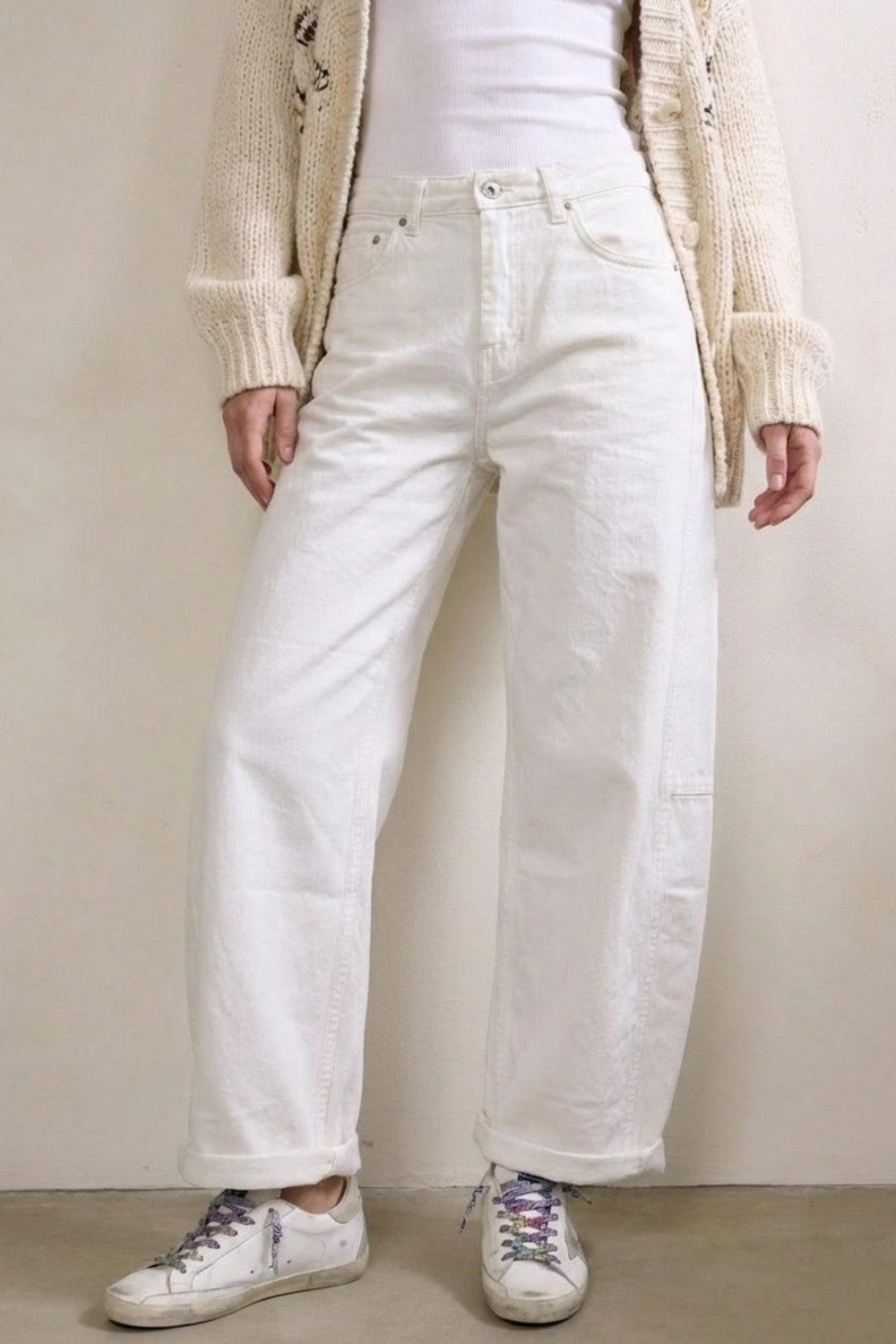 Pantaloni bianchi a gamba larga in stile barile con vestibilitˆ rilassata