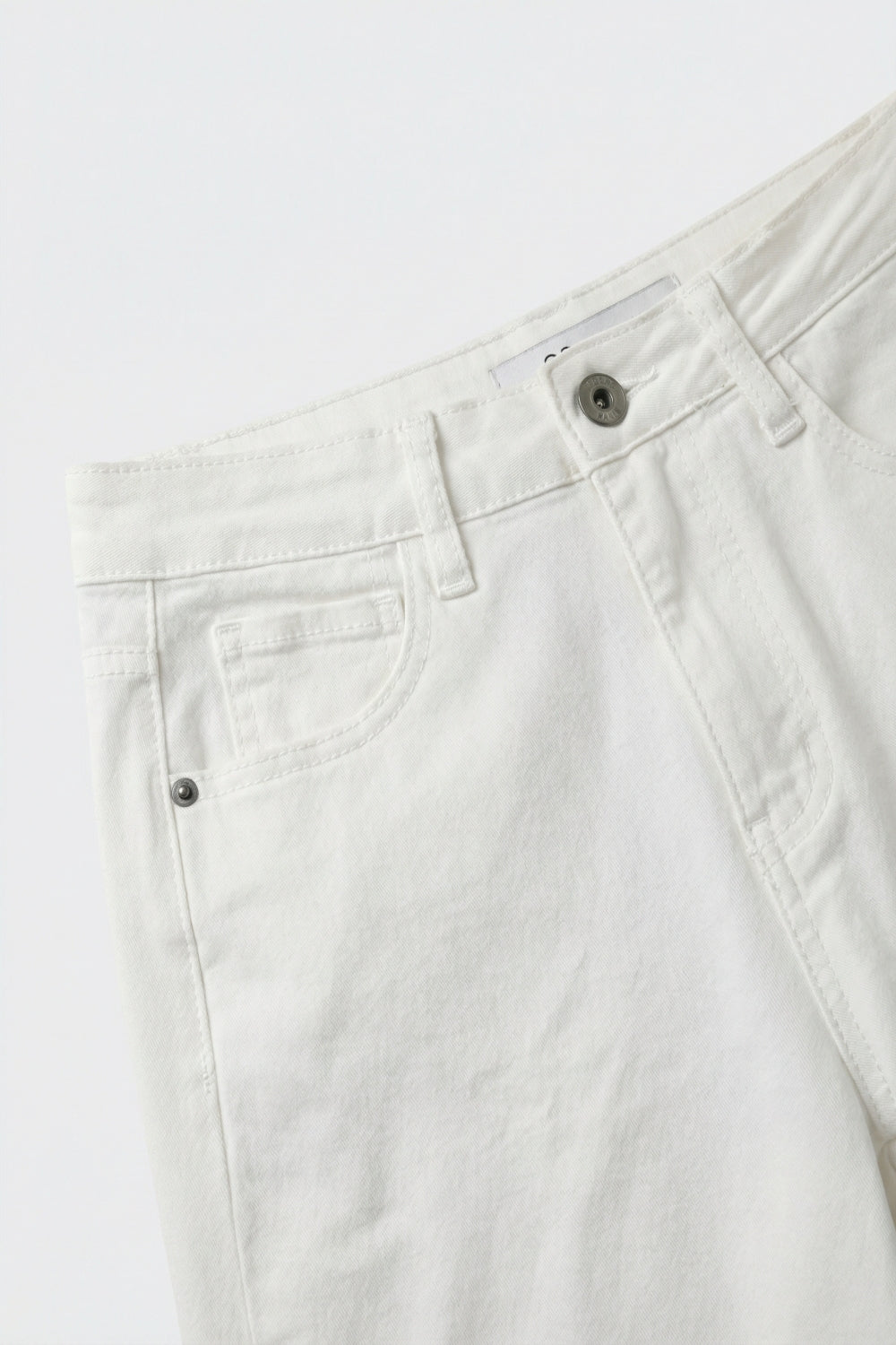 Pantaloni bianchi a gamba larga in stile barile con vestibilitˆ rilassata