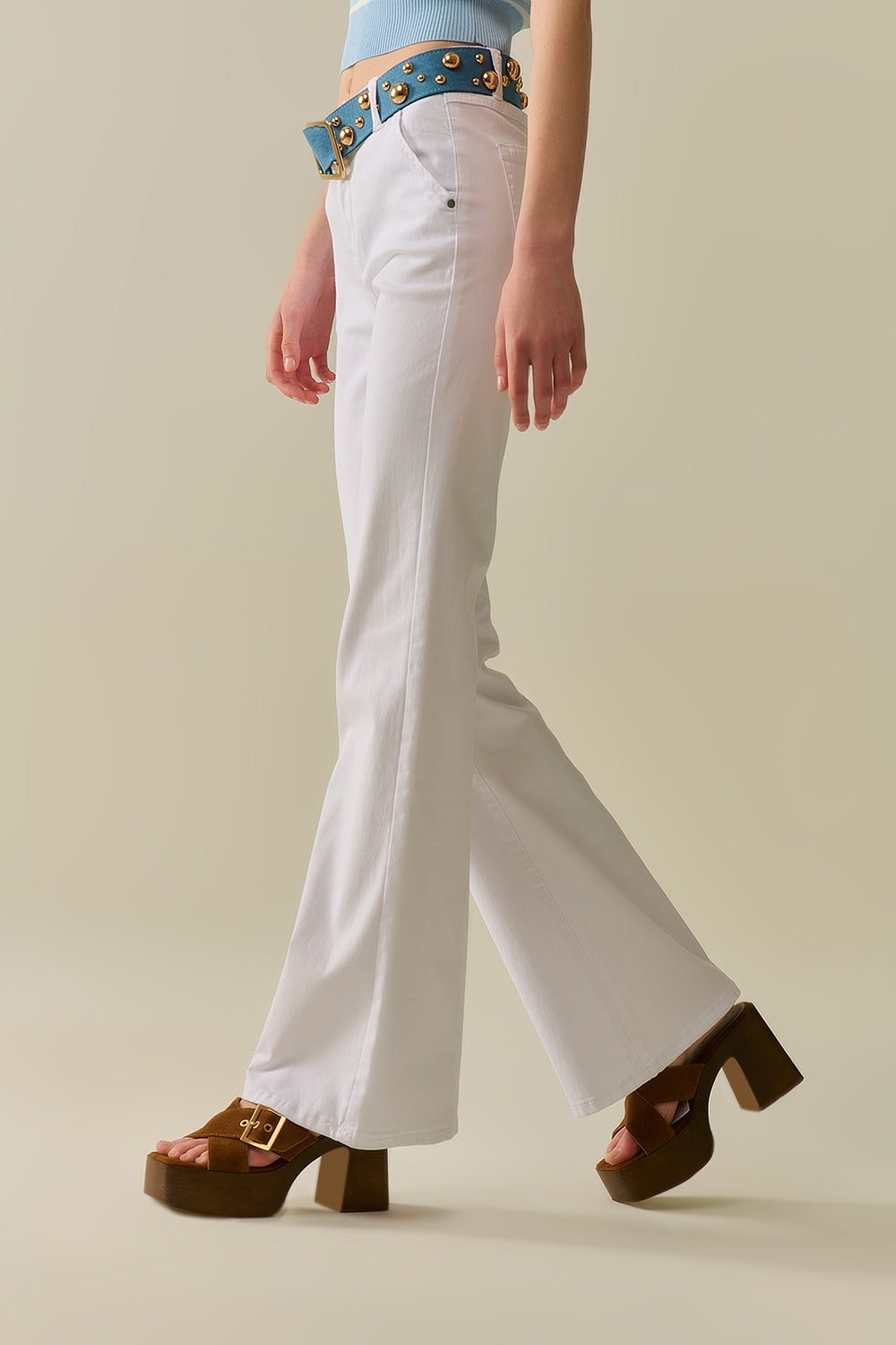 Pantaloni Bianchi Comodi e Elasticizzati a Zampa