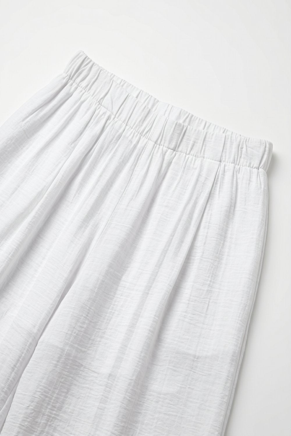 Pantaloni bianchi leggeri in tessuto elastico a vita larga