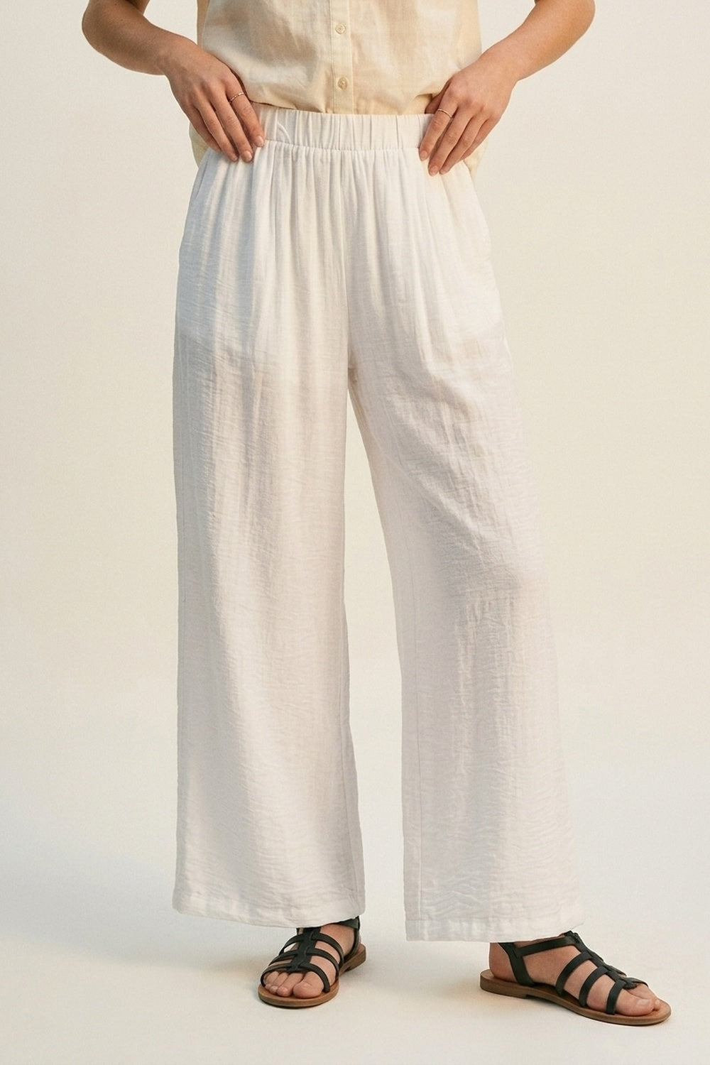 Pantaloni bianchi leggeri in tessuto elastico a vita larga