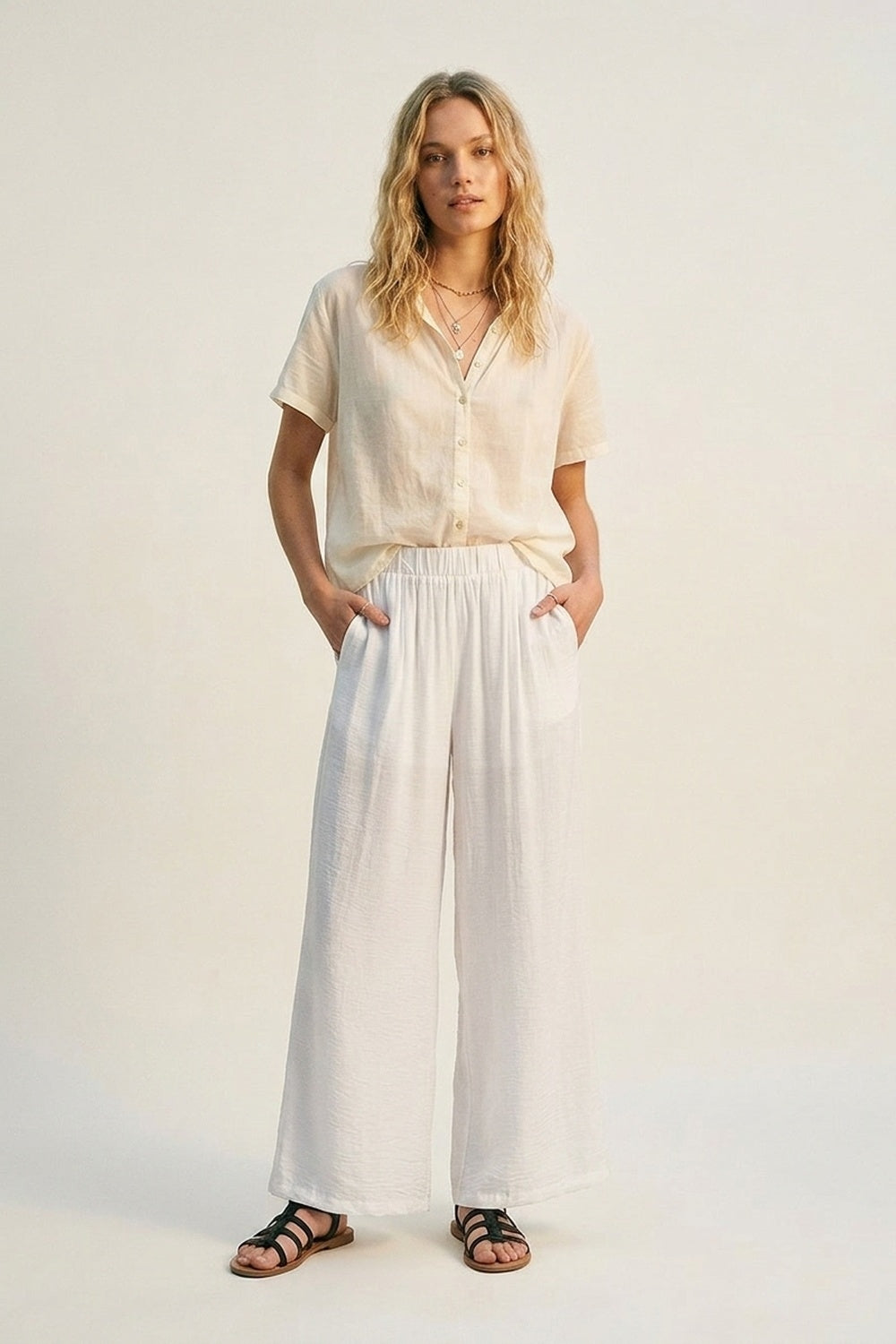 Pantaloni bianchi leggeri in tessuto elastico a vita larga