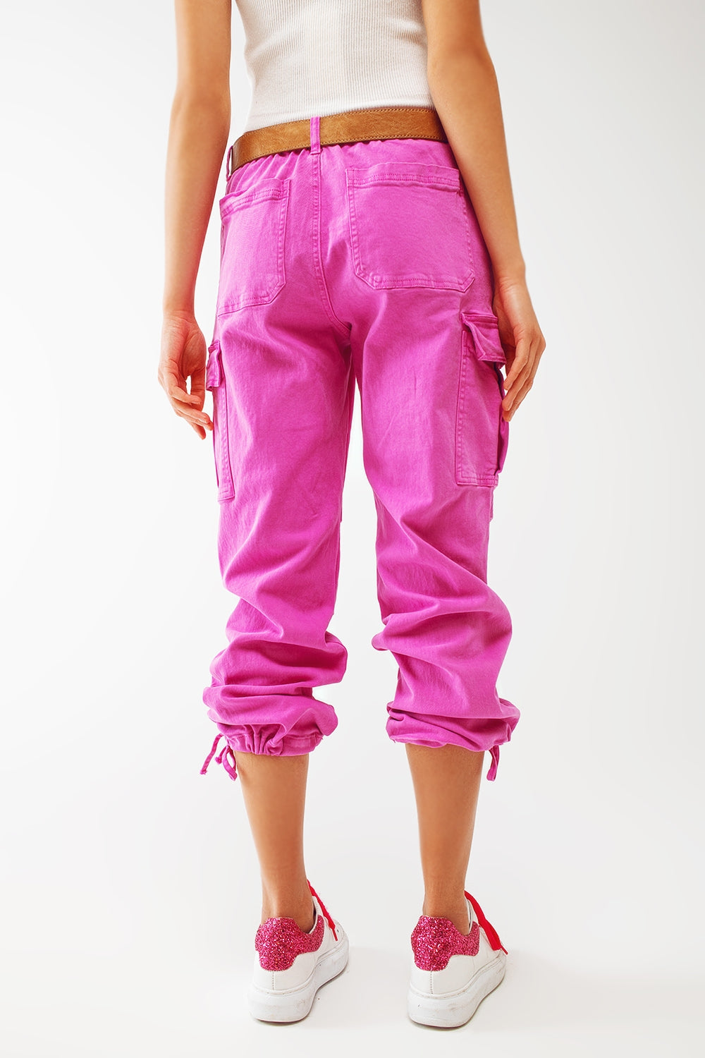 Pantaloni cargo con estremità a nappa in fucsia