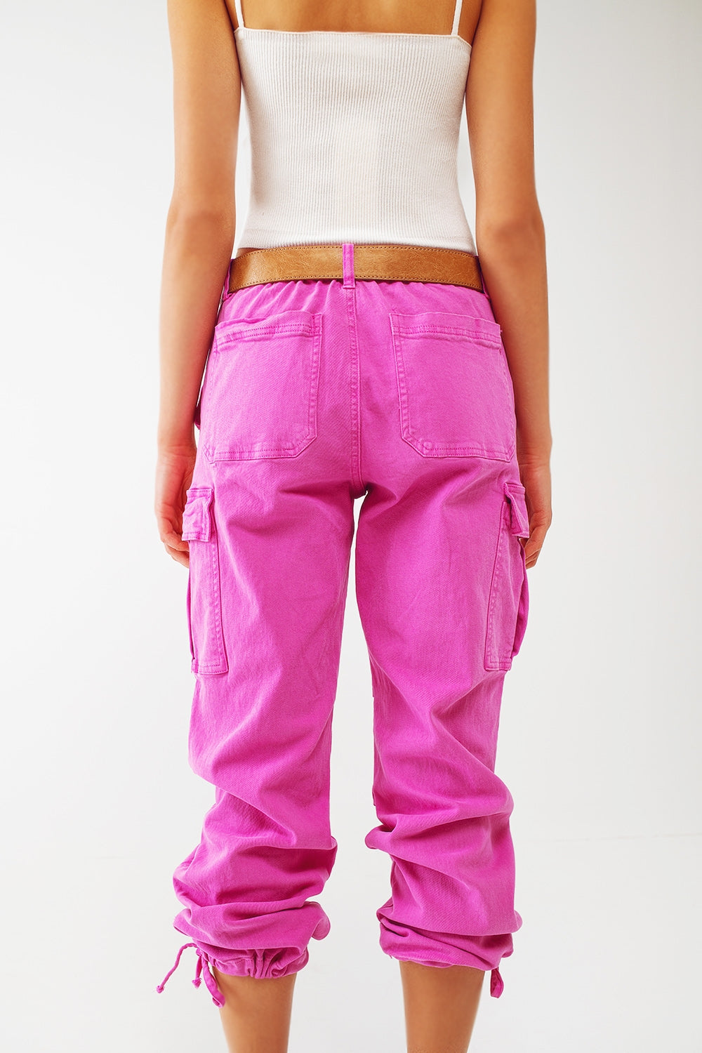 Pantaloni cargo con estremità a nappa in fucsia