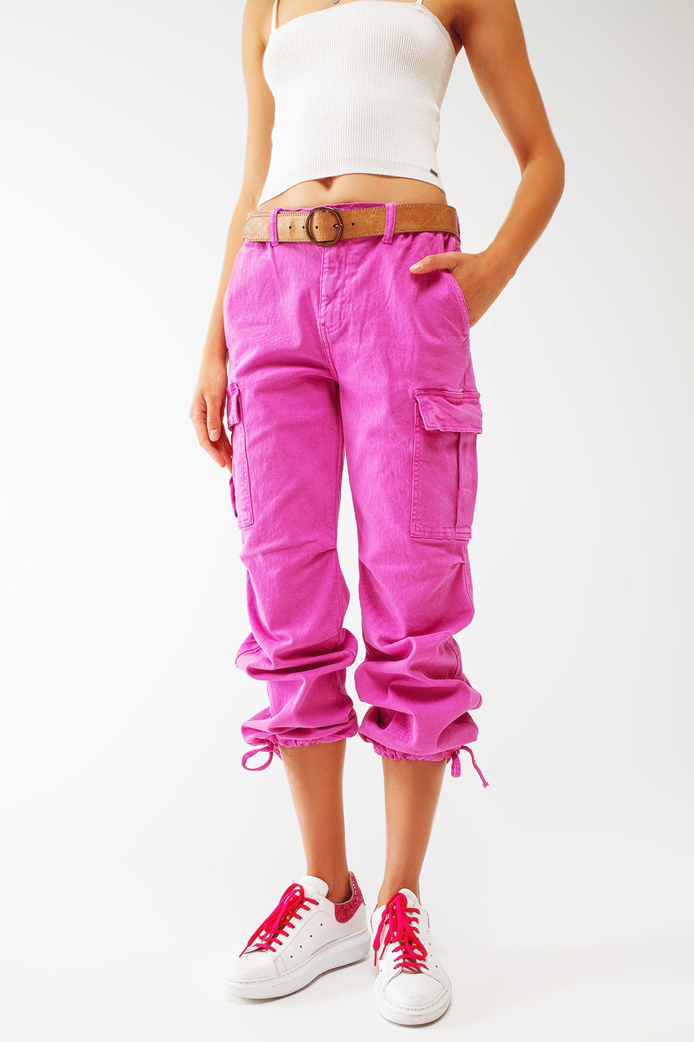 Q2 Pantaloni cargo con estremità a nappa in fucsia