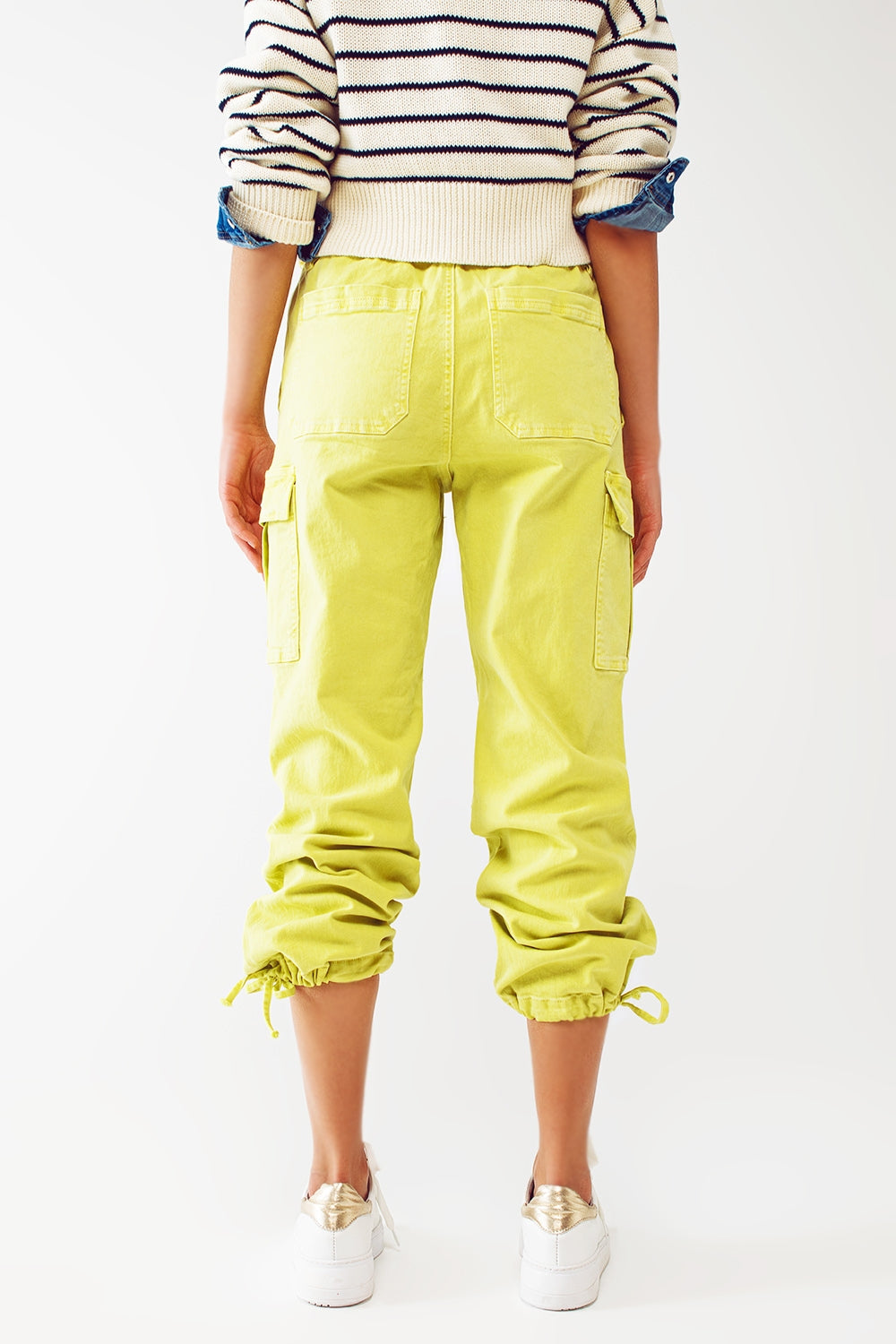Pantaloni cargo con estremità a nappine in lime