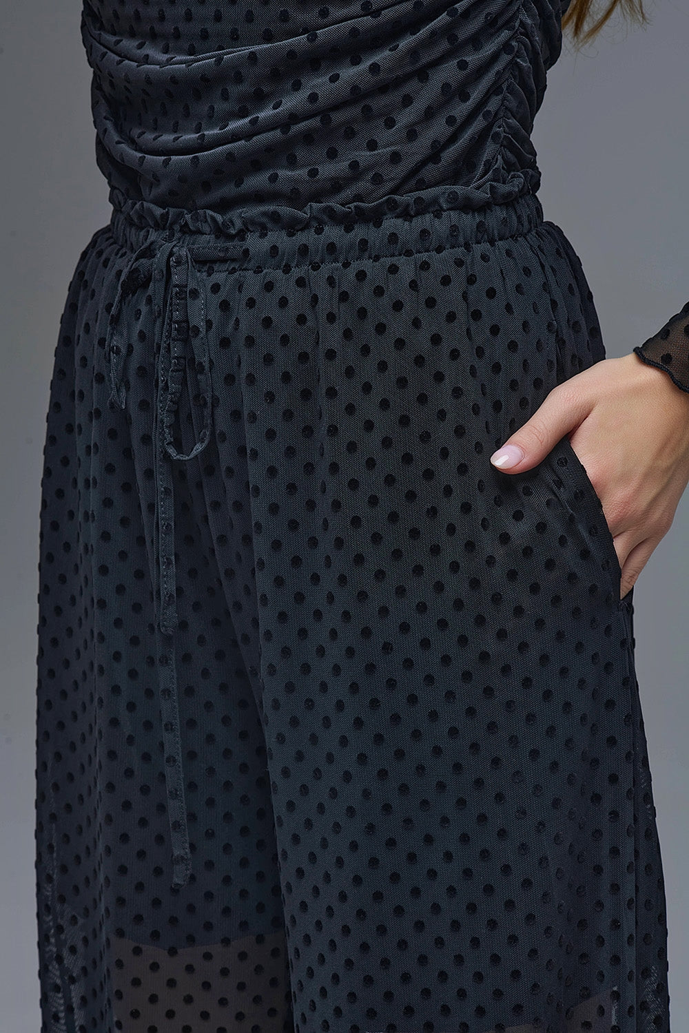 Pantaloni chic neri a pois trasparenti