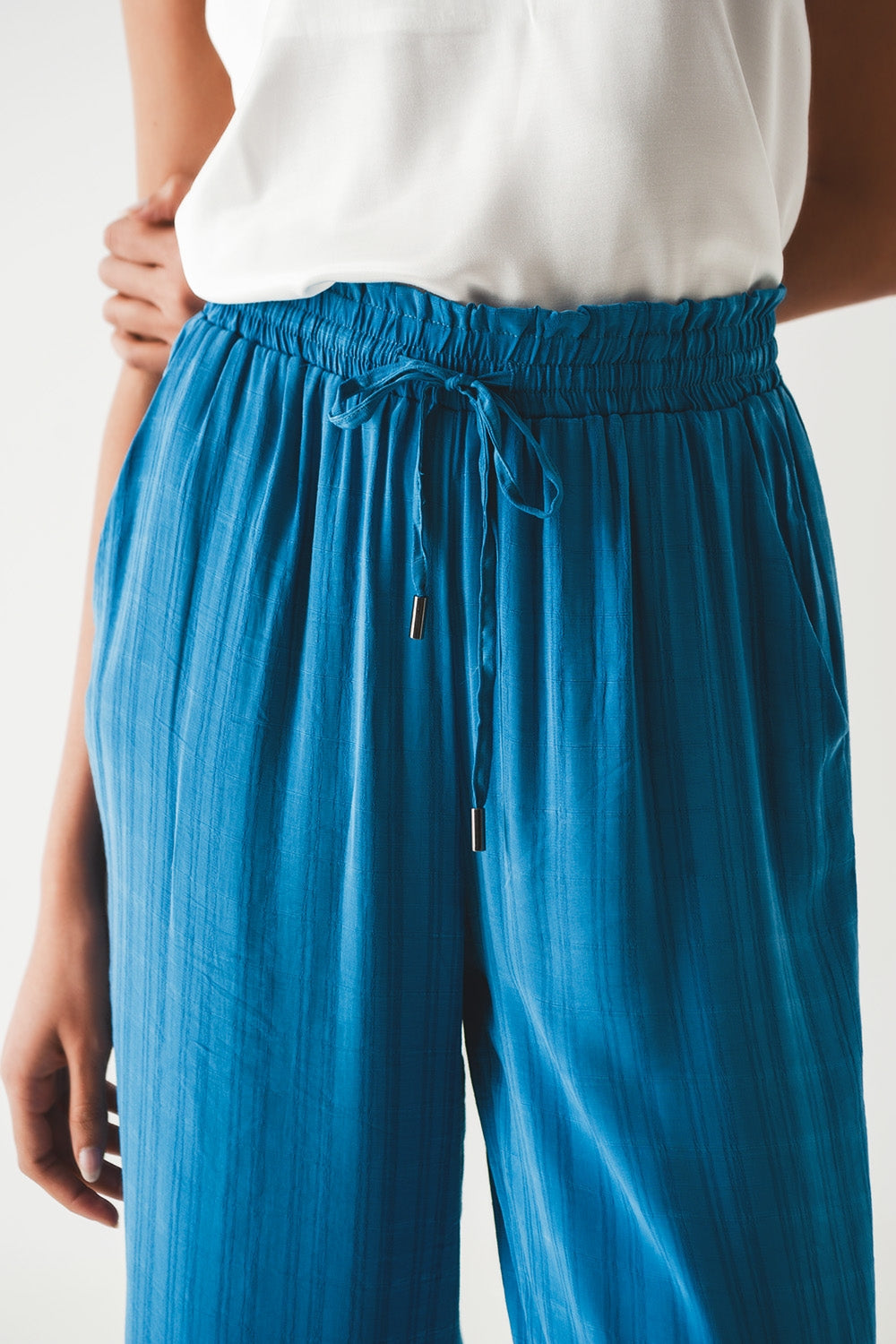 pantaloni con coulisse a gamba larga in blu