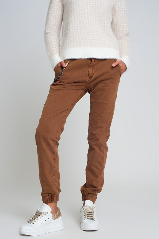 Q2 Pantaloni con elastico sul fondo e catena marrone