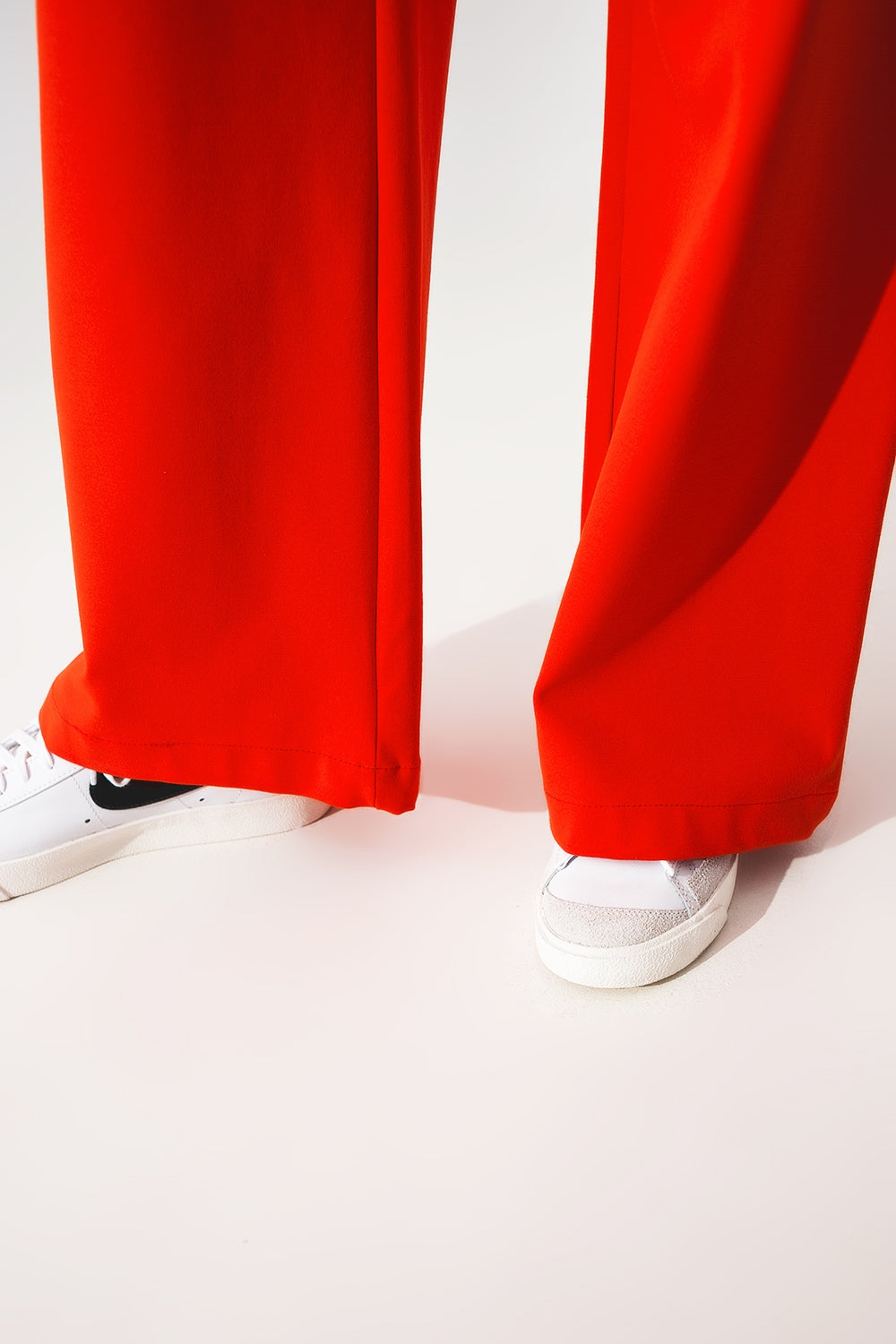 Pantaloni con fondo ampio arancio con bottoni