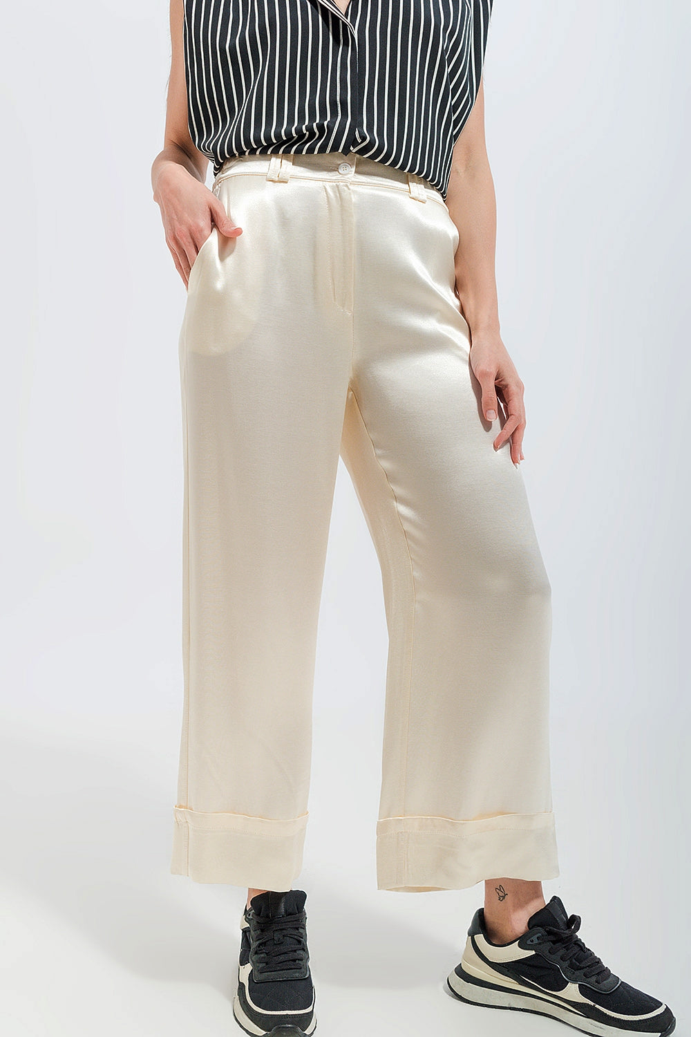 Pantaloni con fondo ampio in raso colore crema