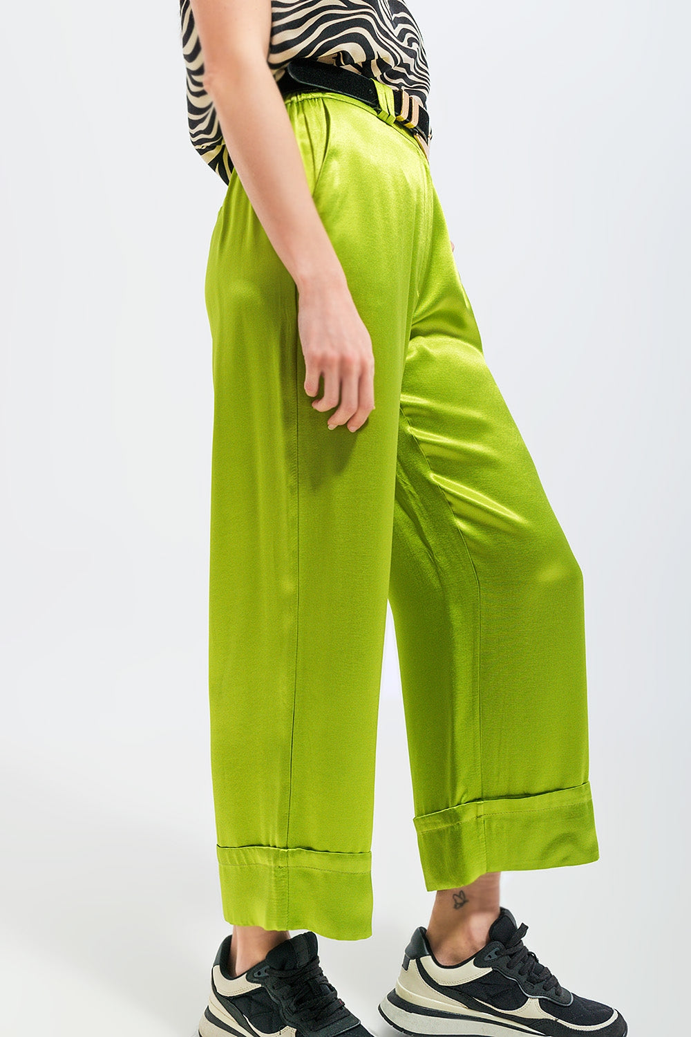 Pantaloni con fondo ampio in raso colore verde