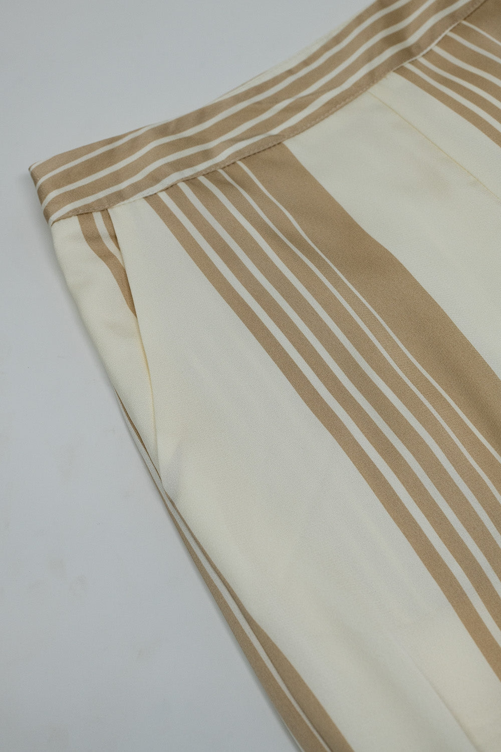 Pantaloni crema con strisce verticali beige chiaro