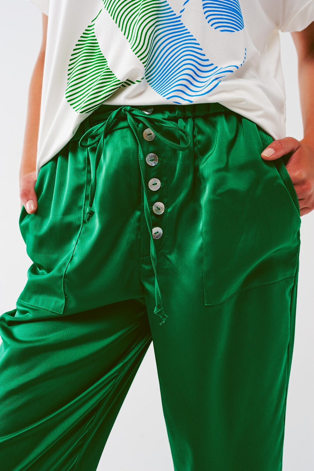 Pantaloni crop in raso verde