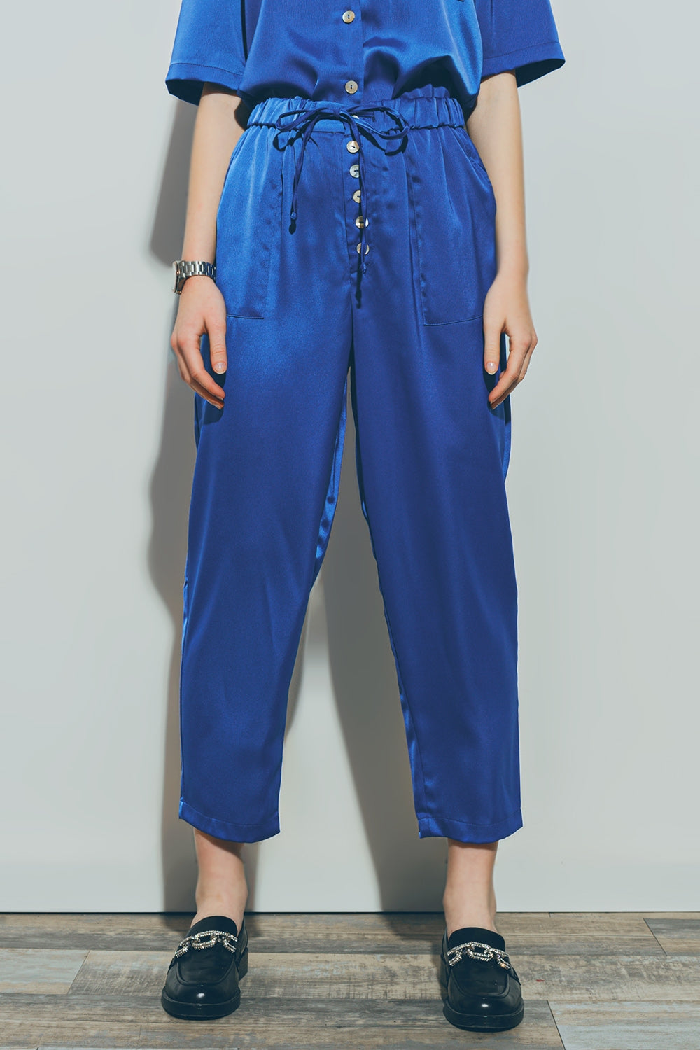 Q2 Pantaloni Cropped in Raso Blu