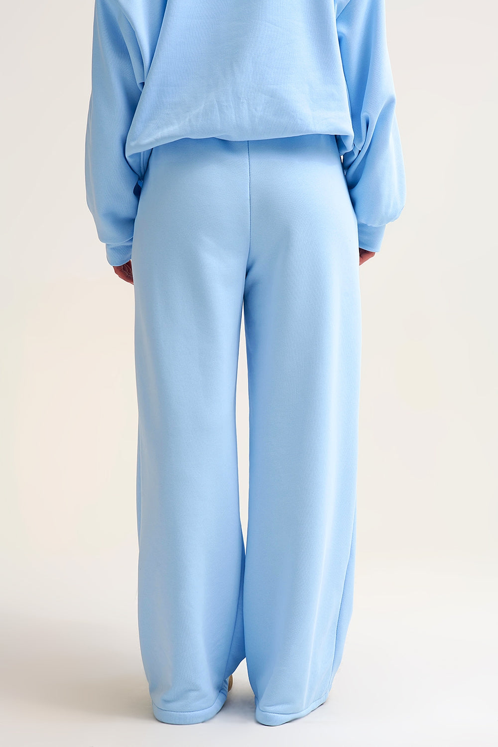 Pantaloni da ginnastica dritti in maglia blu baby con elastico in vita e cravatta