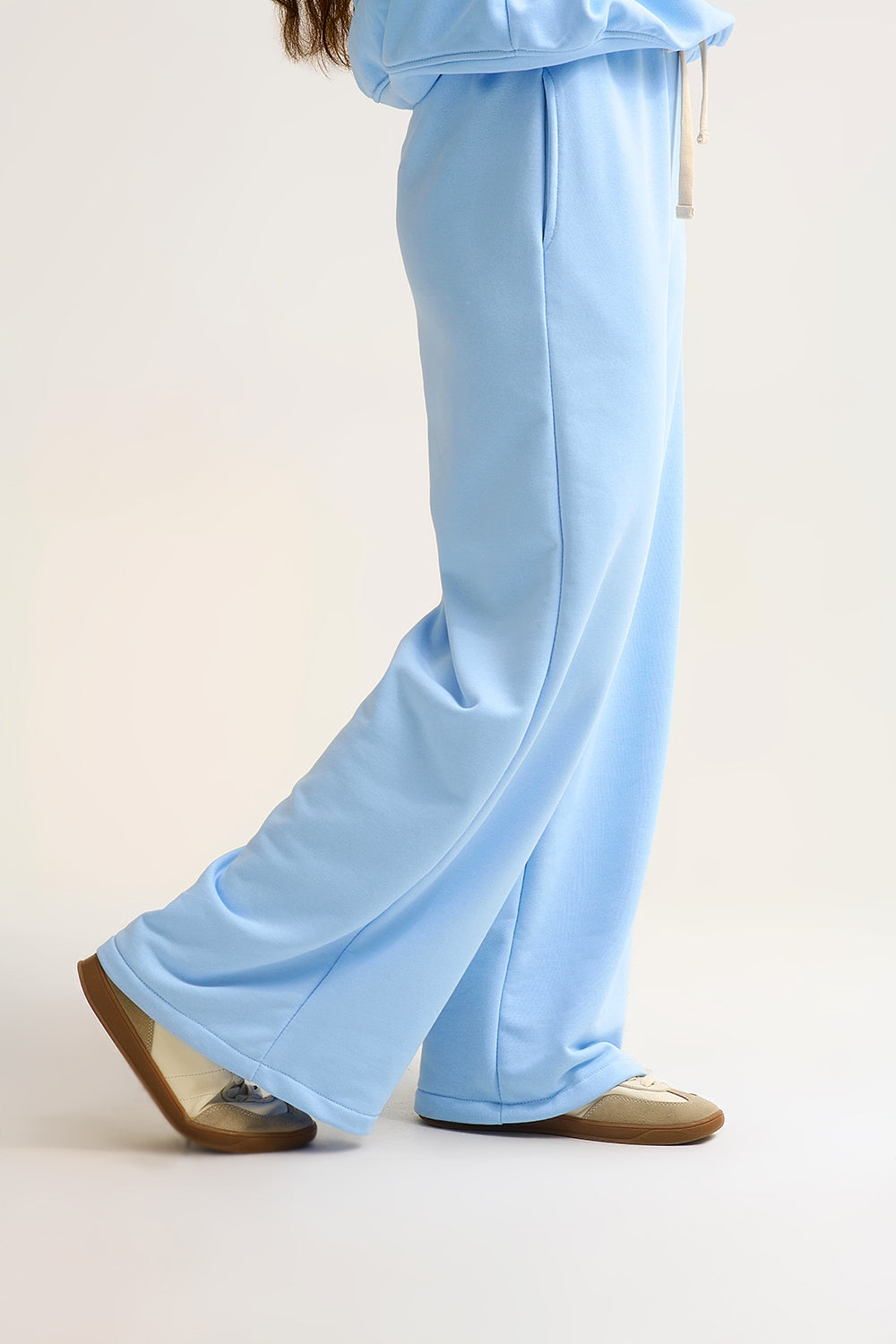 Pantaloni da ginnastica dritti in maglia blu baby con elastico in vita e cravatta