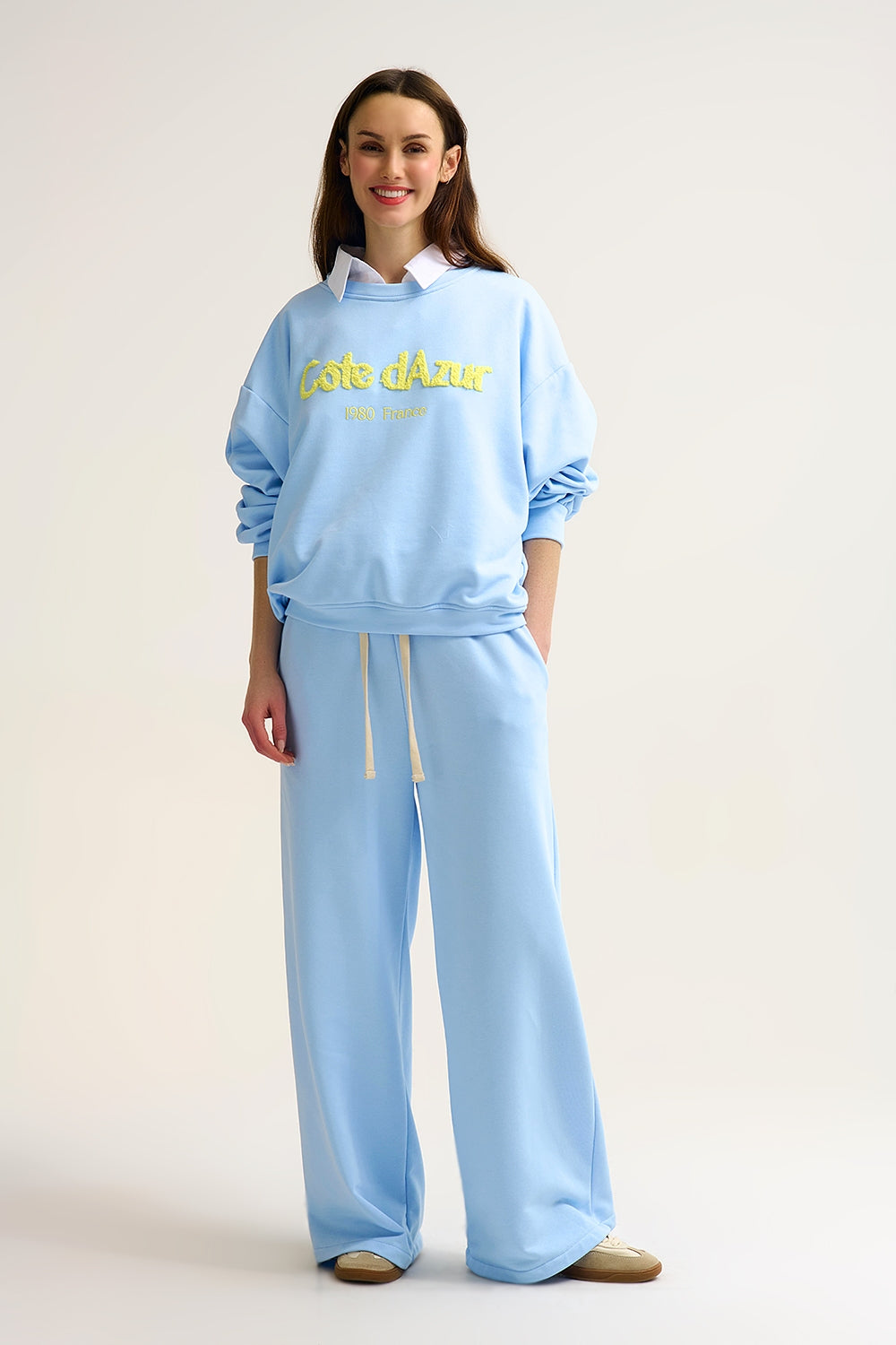 Pantaloni da ginnastica dritti in maglia blu baby con elastico in vita e cravatta
