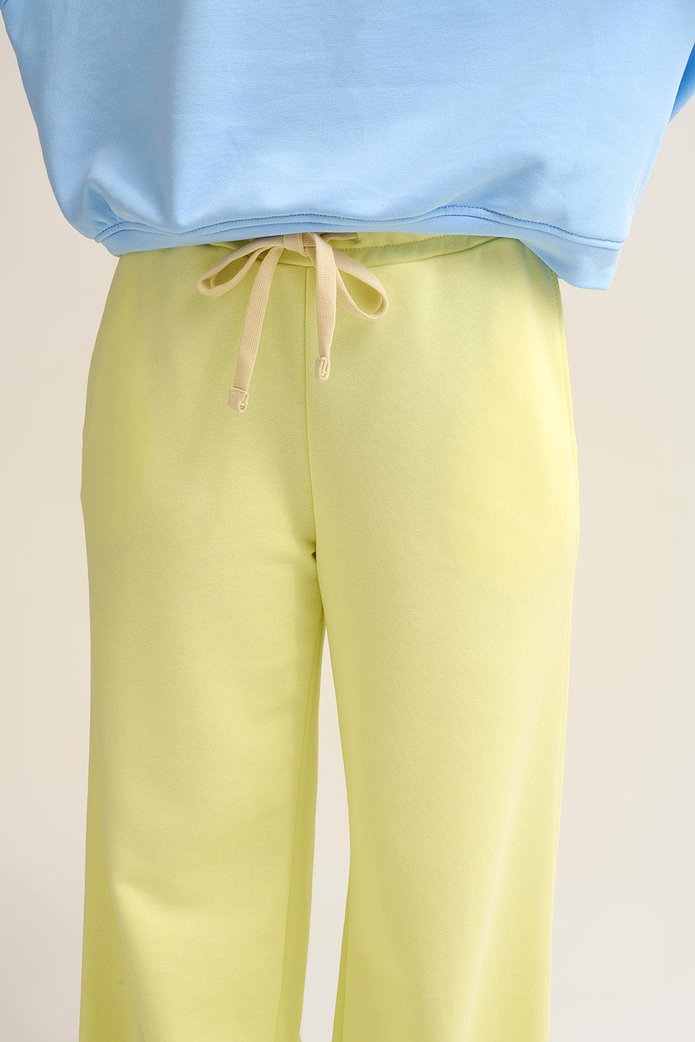 Pantaloni da ginnastica dritti in maglia gialla con elastico in vita e cravatta