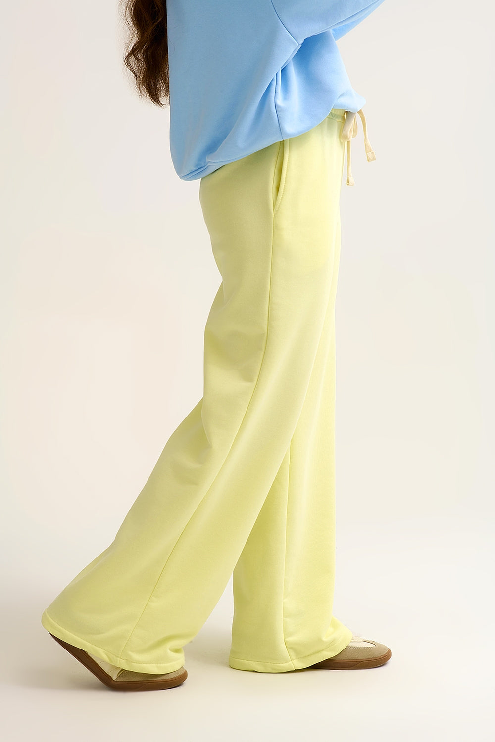 Pantaloni da ginnastica dritti in maglia gialla con elastico in vita e cravatta