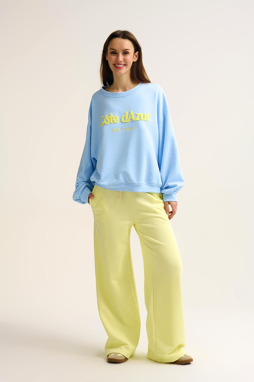 Pantaloni da ginnastica dritti in maglia gialla con elastico in vita e cravatta