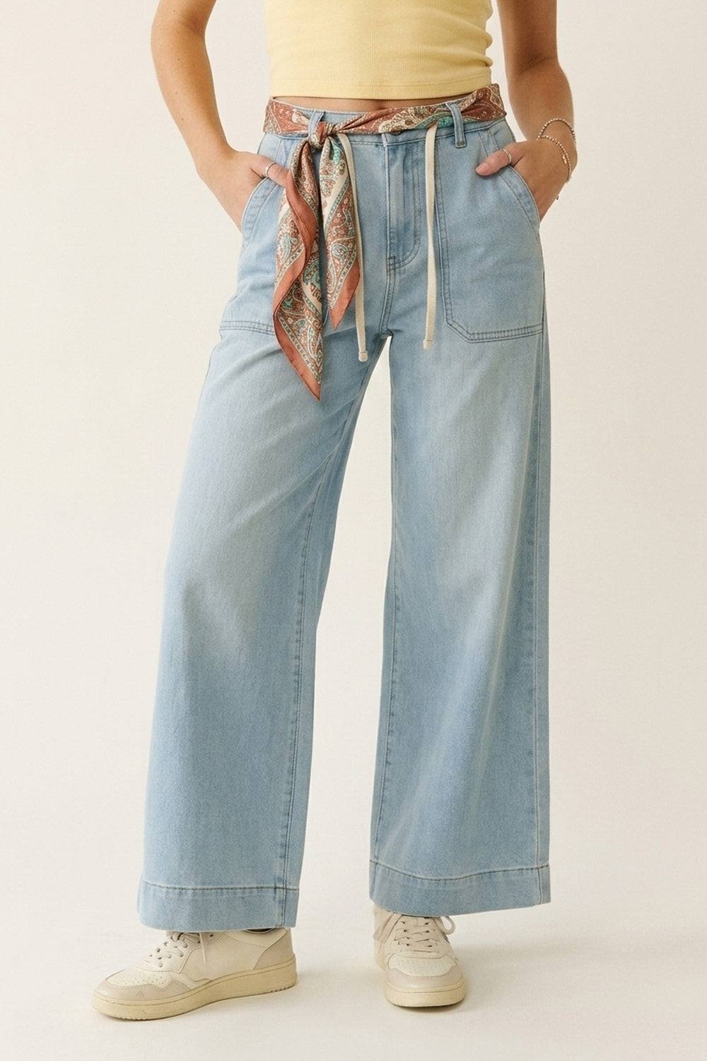 Pantaloni di jeans azzurri a gamba larga con vita con coulisse