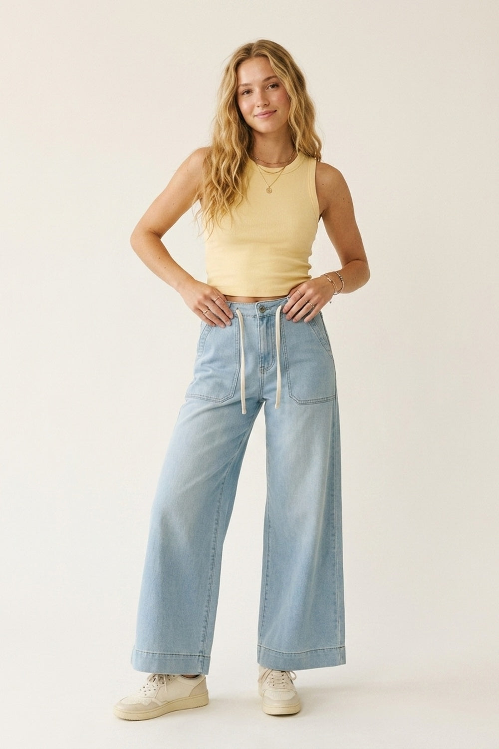 Pantaloni di jeans azzurri a gamba larga con vita con coulisse