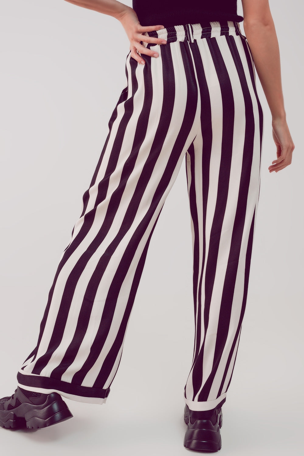 pantaloni di raso a fondo ampio a righe bianche e nere