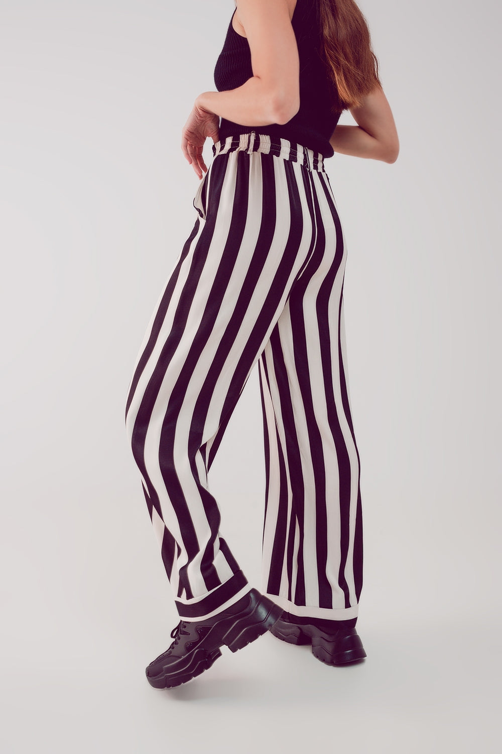 pantaloni di raso a fondo ampio a righe bianche e nere