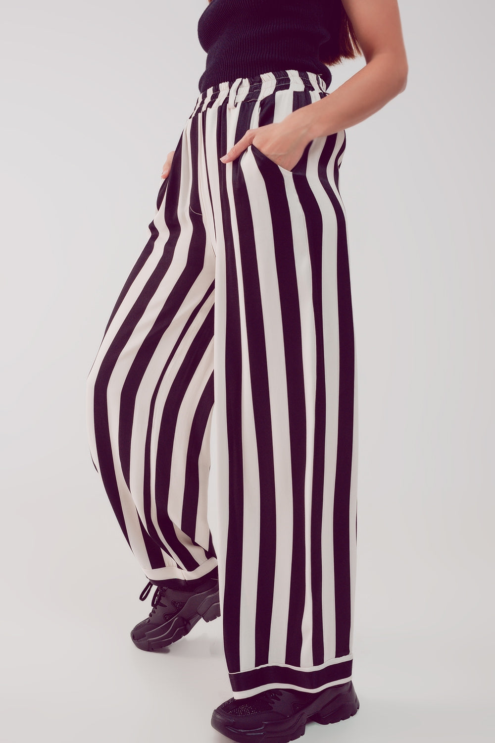 pantaloni di raso a fondo ampio a righe bianche e nere