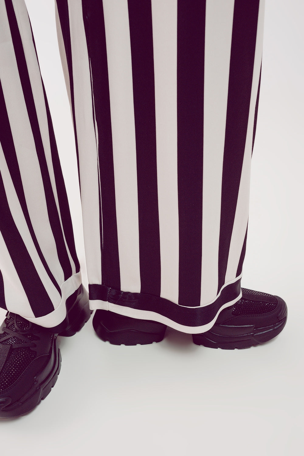 pantaloni di raso a fondo ampio a righe bianche e nere