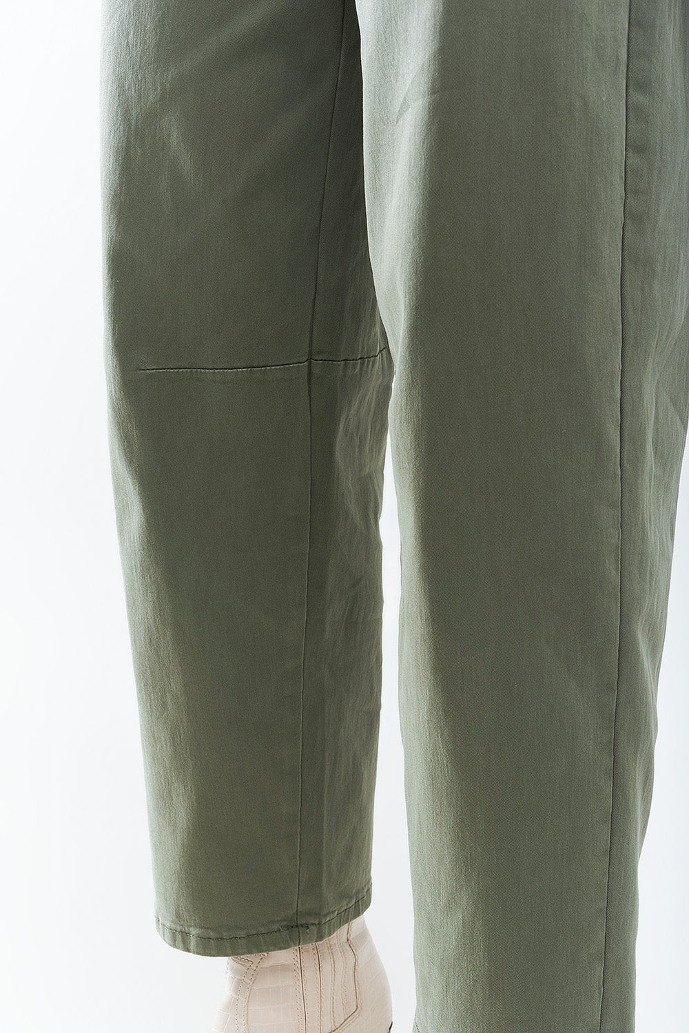 Pantaloni dritti alla caviglia in khaki con dettagli cucitura al ginocchio