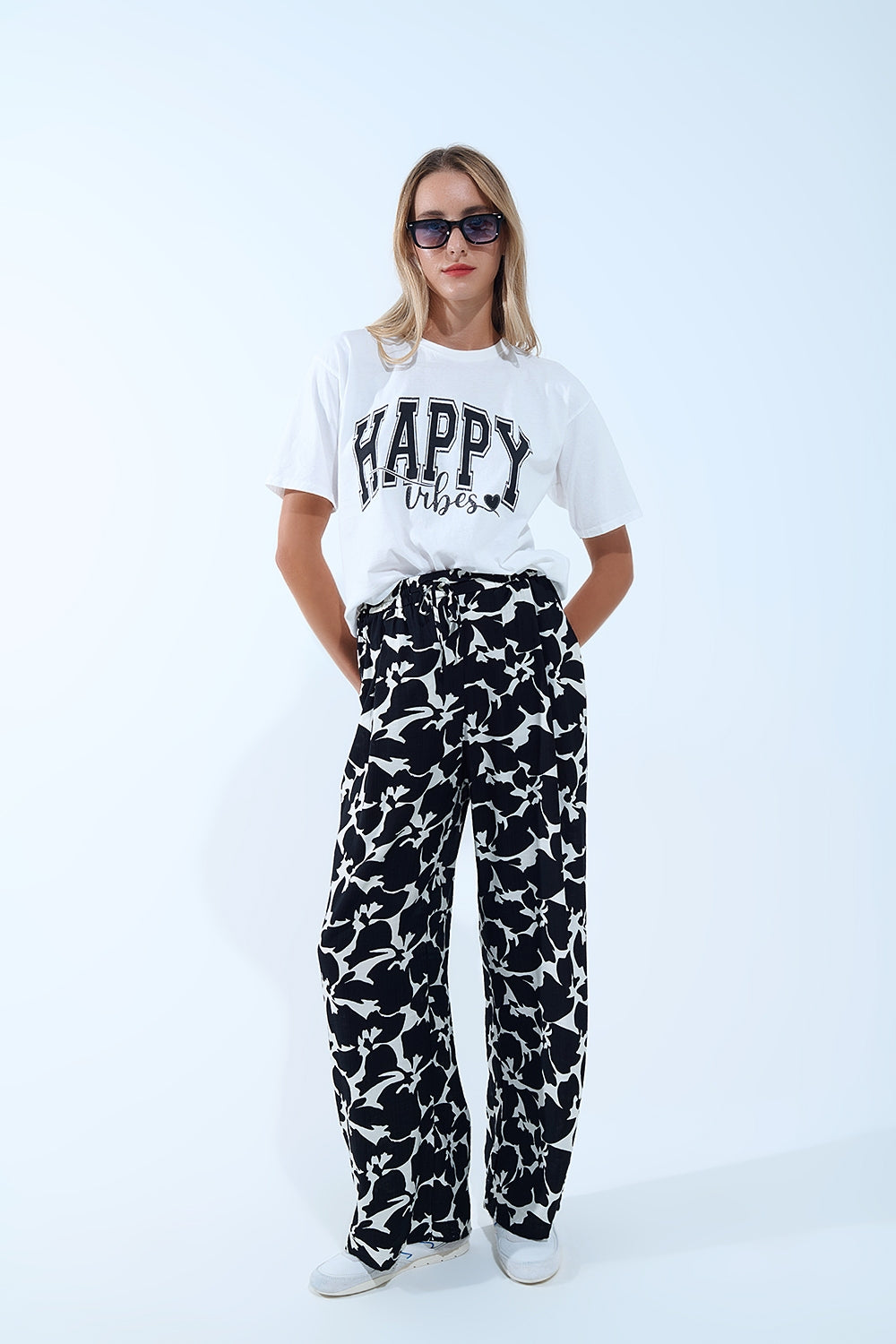 Pantaloni dritti con stampa floreale hawaiana in bianco e nero