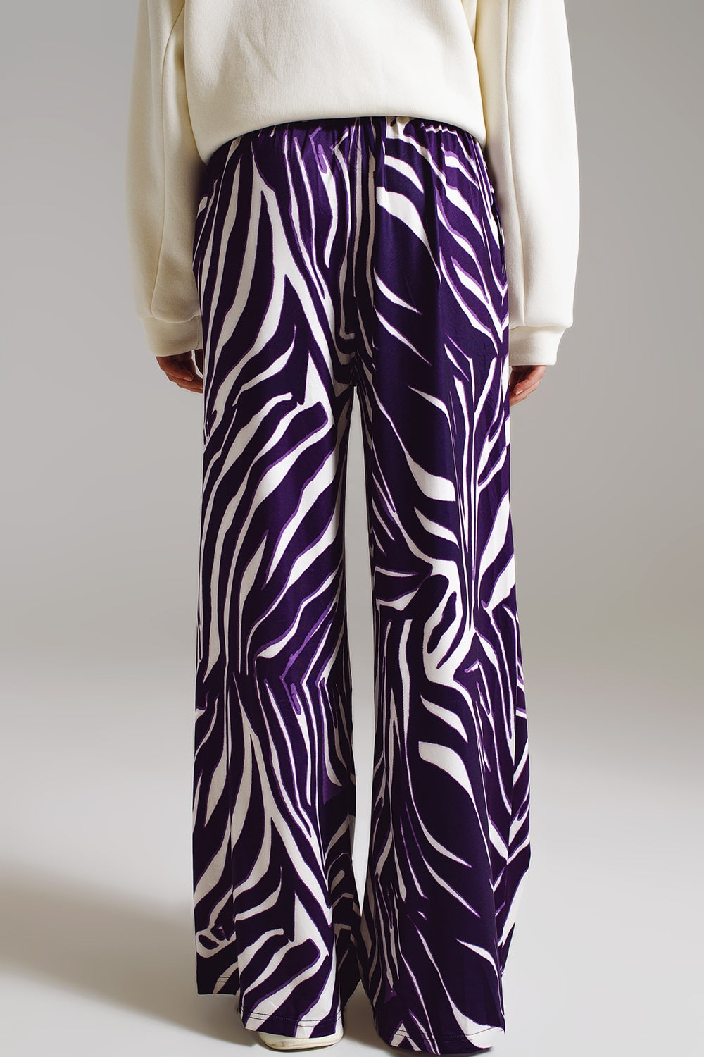 Pantaloni dritti con stampa zebra in viola e bianco