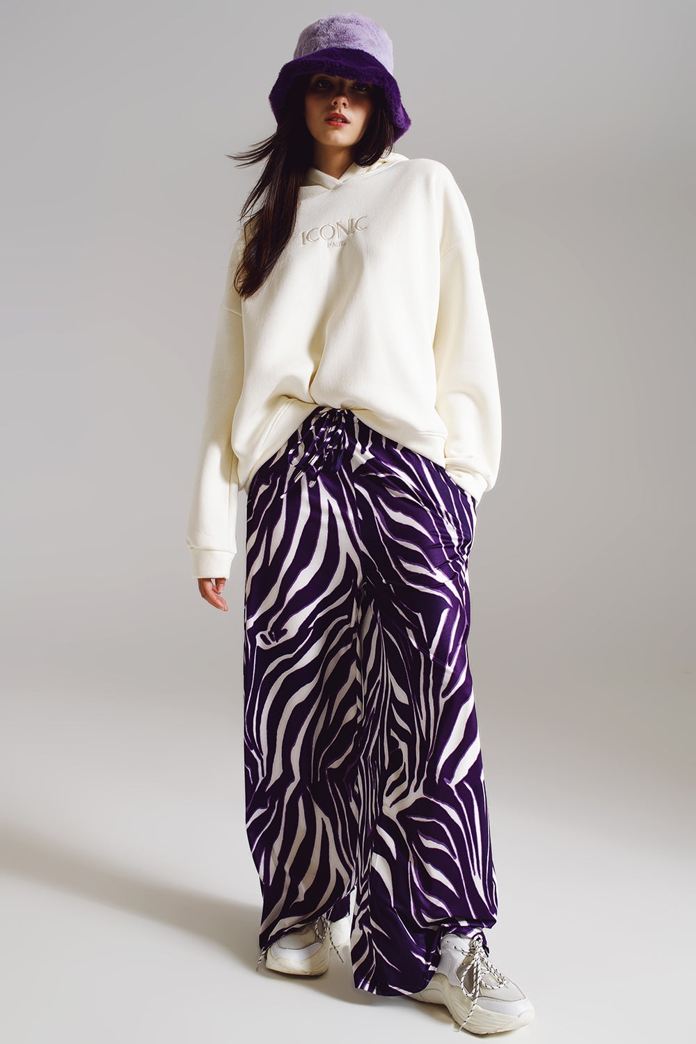 Pantaloni dritti con stampa zebra in viola e bianco