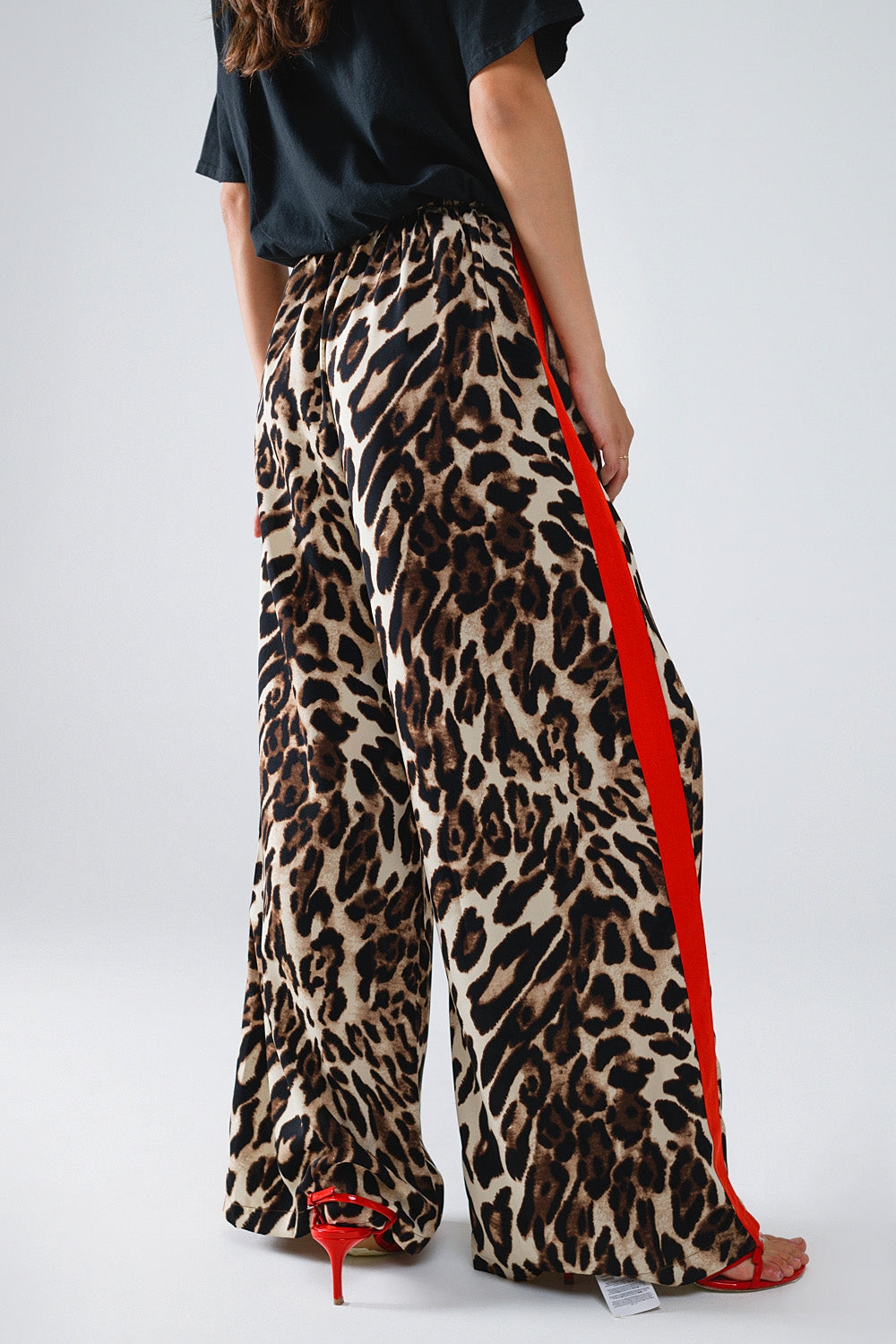 Pantaloni dritti leopardati con strisce rosse sui lati