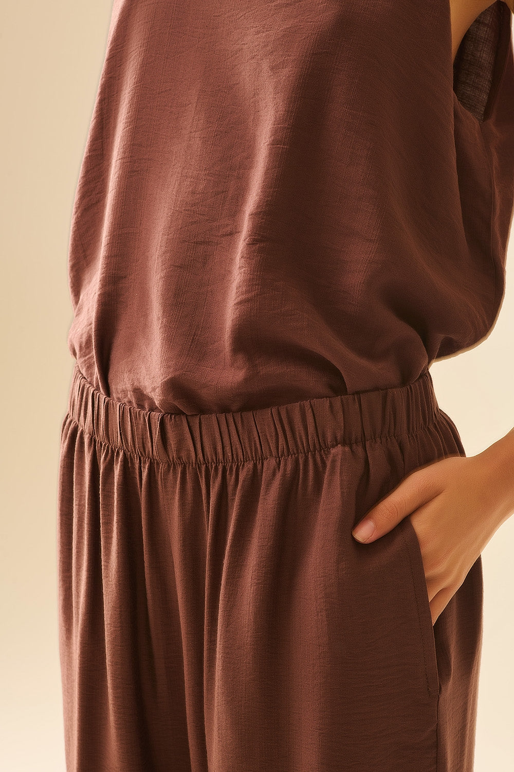 Pantaloni estivi con vita elastica e tasche in marrone