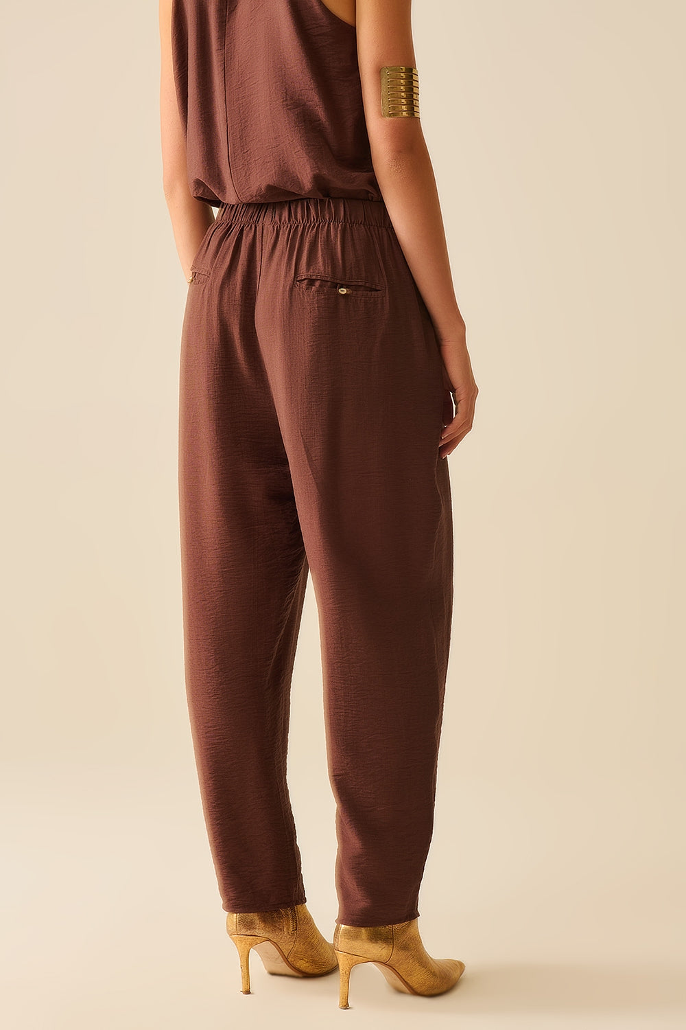 Pantaloni estivi con vita elastica e tasche in marrone