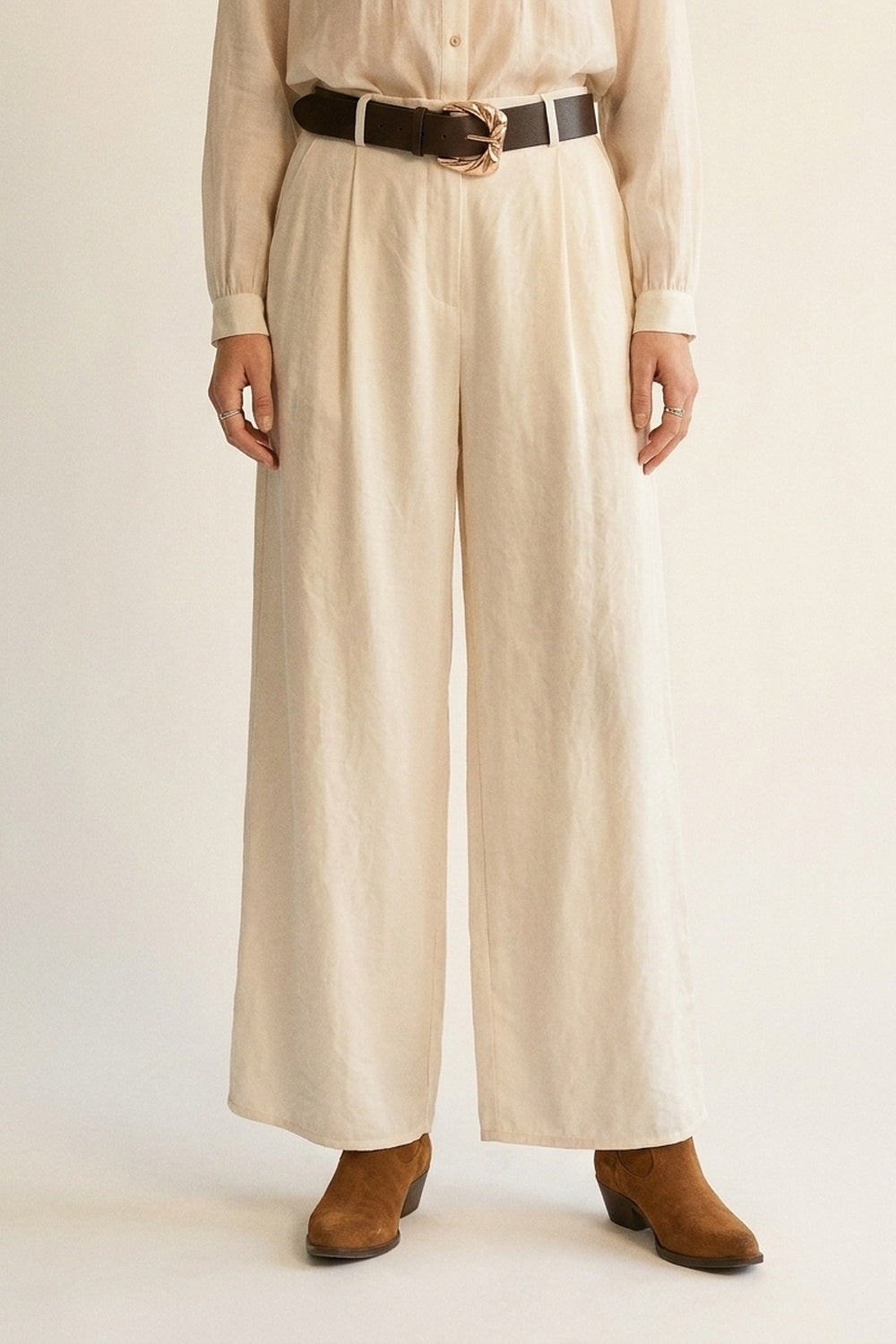 Pantaloni extra larghi in un tessuto leggero e lucido