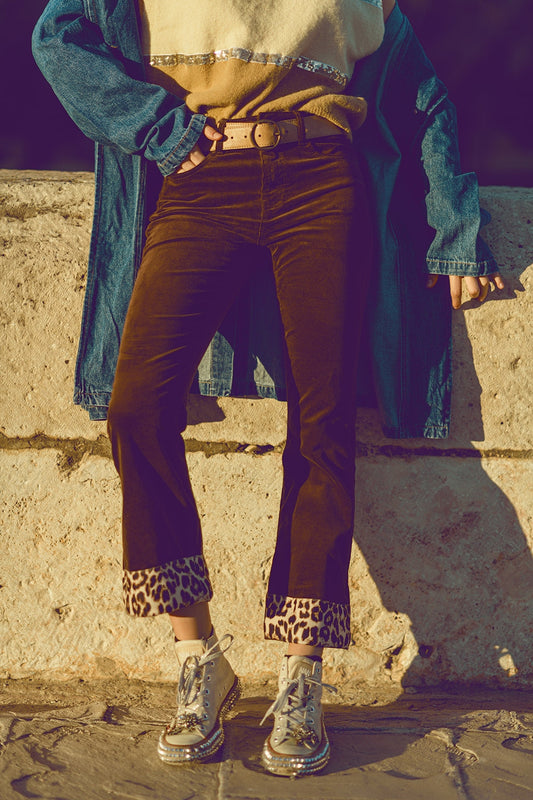 Q2 Pantaloni flare in velluto a coste marrone con stampa leopardata sul fondo