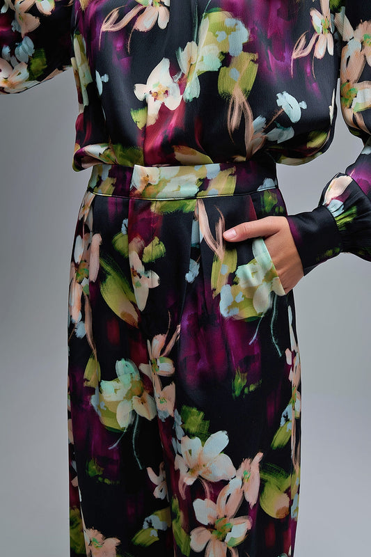 Pantaloni fluidi con stampa floreale in tessuto satinato e tasche laterali