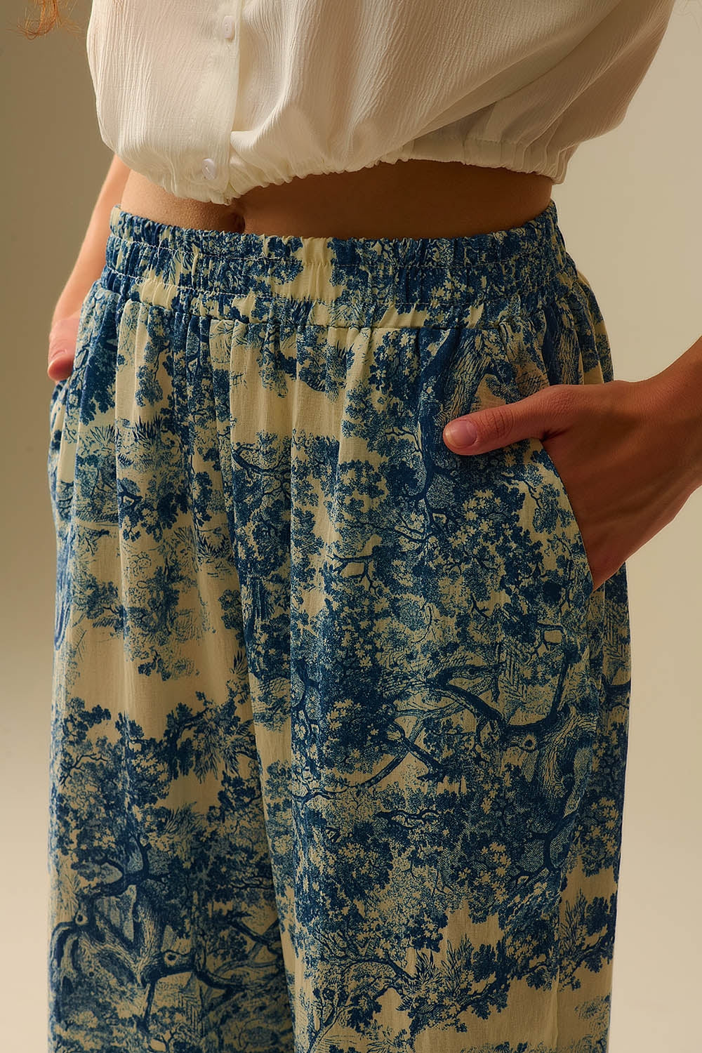 Pantaloni fluidi stampati in Toile de Jouy con vita elastica
